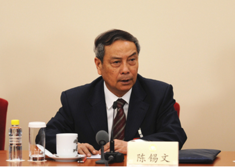 小農戶迄今為止仍然是我國農業經營的基本面，這不是偏愛小農戶，而是客觀現實。在發展現代農業的進程中，我們的功夫要更多地用在習近平總書記所講的創造改變分散、粗放的農業經營的條件上，這樣才能走出一條中國特色的農業現代化道路。