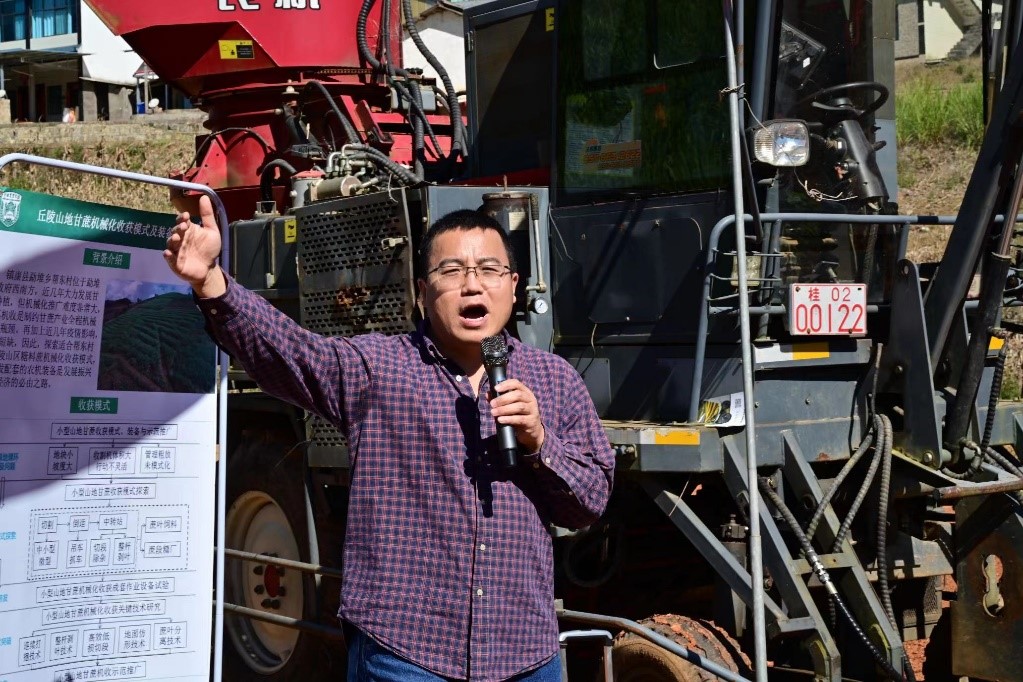 中國(guó)農(nóng)大研發(fā)新農(nóng)機(jī)助云南山地甘蔗收割 中國(guó)農(nóng)大研發(fā)新農(nóng)機(jī)助云南山地甘蔗收割